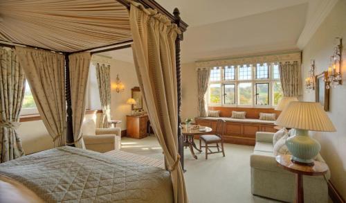 Кровать или кровати в номере Gravetye Manor