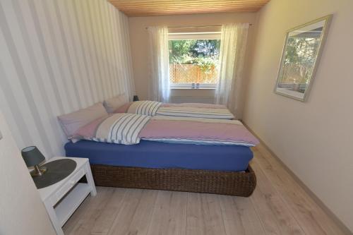 シュライデンにあるAn der Eiche 29の小さなベッドルーム(ベッド1台、窓付)