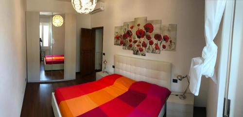 - une chambre avec un lit et une couverture colorée dans l'établissement Mirandola Guest House, à Florence