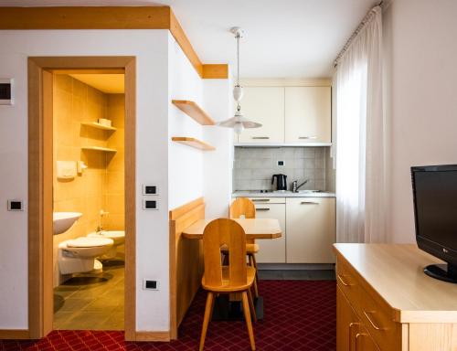 a small apartment with a kitchen and a living room at Residence Contrin in Canazei