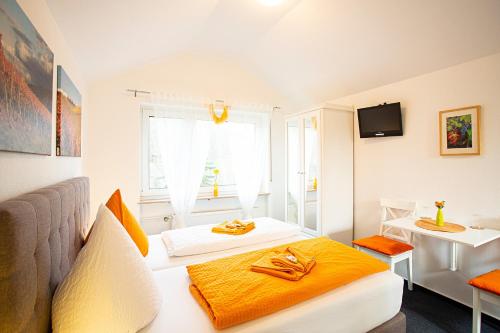 a hotel room with two beds and a window at Hotel Emmerich in Winningen