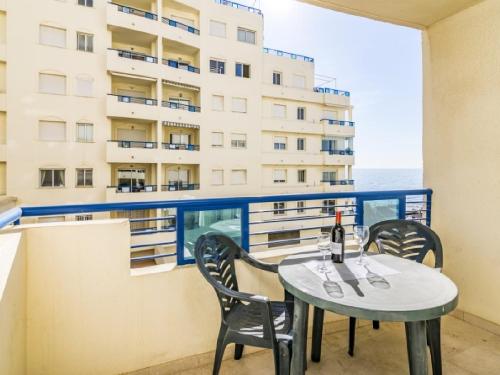 einen Tisch und Stühle auf einem Balkon mit einem Gebäude in der Unterkunft Apartamento 357 in Marbella