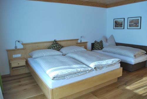 מיטה או מיטות בחדר ב-Gästehaus Einödberg