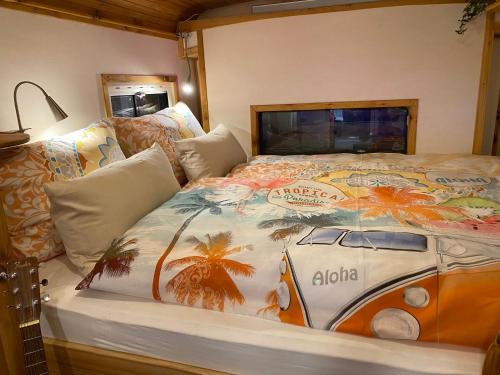 ein Schlafzimmer mit einem Bett, auf dem ein Auto steht in der Unterkunft Tauber Glamping Mobil in Tauberbischofsheim