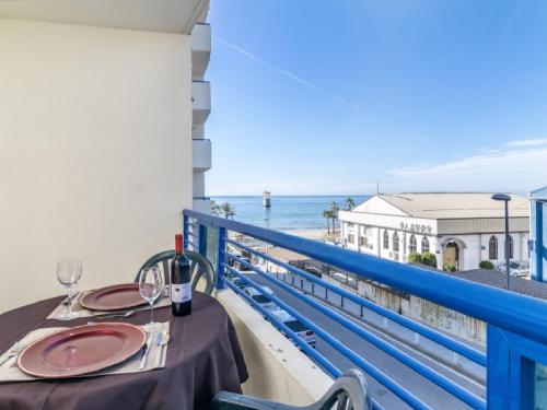 een balkon met een tafel en uitzicht op de oceaan bij Apartamento 328 in Marbella