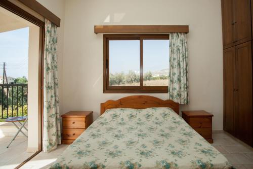 Schlafzimmer mit einem Bett und einem Fenster in der Unterkunft Villa Natasha in Coral Bay