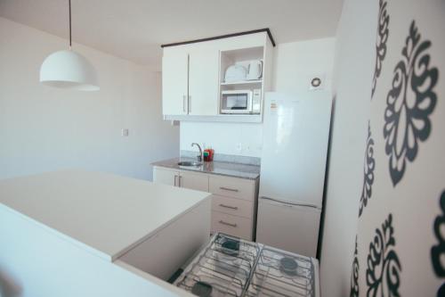 A kitchen or kitchenette at Rentline Apartamentos - Skyline