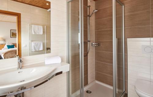 a bathroom with a sink and a shower at Das Gertraud in Filzmoos