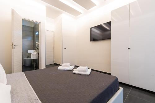 um quarto com uma cama com duas toalhas em Venere Bellevue by Babylon Stay em Nápoles