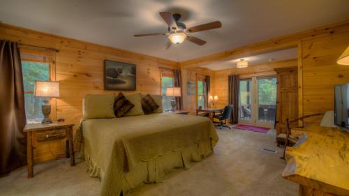 um quarto com uma cama e uma ventoinha de tecto em Row Harder em Blue Ridge