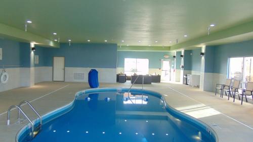 uma grande piscina num quarto com um quarto em Holiday Inn Express & Suites Wapakoneta, an IHG Hotel em Wapakoneta