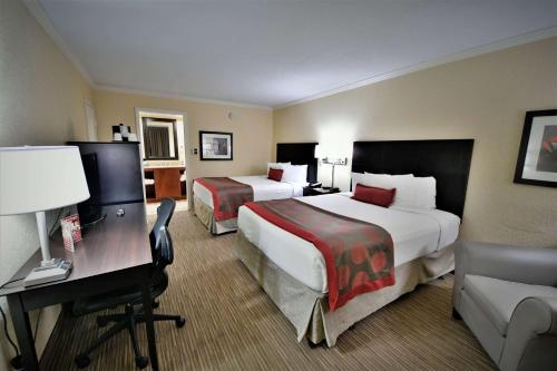 En eller flere senge i et værelse på Ramada by Wyndham Jacksonville Hotel & Conference Center