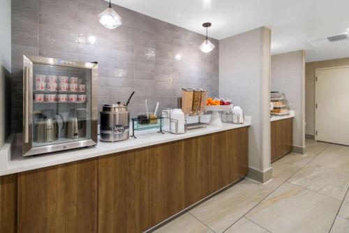 a kitchen with a counter with aasteryasteryasteryasteryasteryasteryasteryasteryastery at La Quinta by Wyndham Orange County Airport in Santa Ana