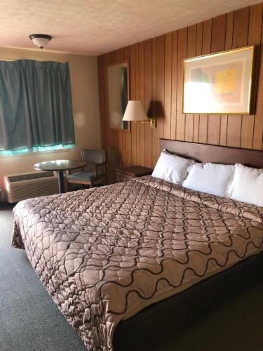 En eller flere senge i et værelse på Harcourt Motel
