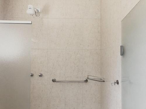 eine Dusche im Bad mit einer gefliesten Wand in der Unterkunft Pousada Pontal do Lago in Carmo do Rio Claro