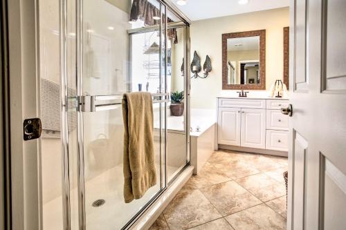 Un baño de Tranquil Punta Gorda Condo with Lanai and Marina Views