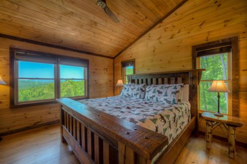 En eller flere senge i et værelse på Sleepy Bear Hideaway