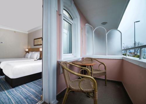 Una cama o camas en una habitación de Radisson Hotel Istanbul Sultanahmet