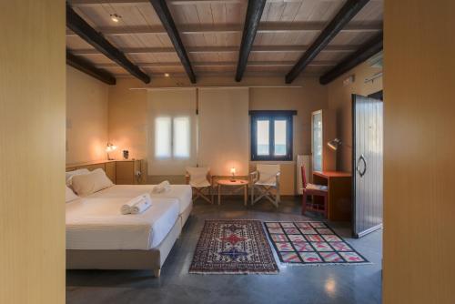 - une chambre avec 2 lits, une table et un bureau dans l'établissement Loft Chania, à La Canée