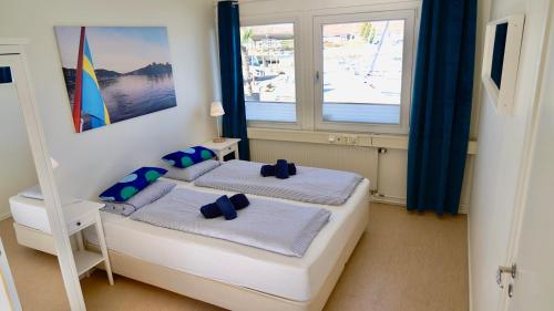 En eller flere senge i et værelse på Hernåns Hostel in the Marina