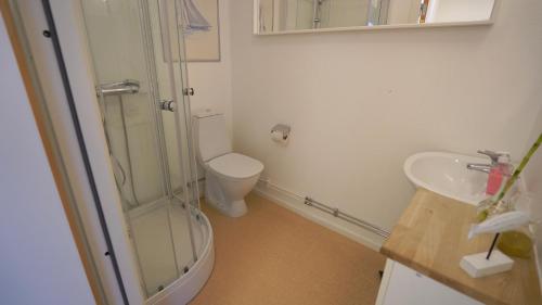 Un baño de Henåns Hostel in the Marina