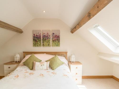 une chambre avec un lit et deux tableaux au mur dans l'établissement Swallows Cottage, à Harley