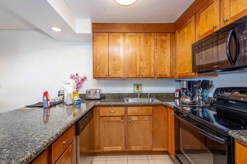 Una cocina o zona de cocina en Kaanapali Shores - 943