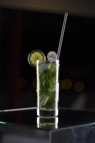 a drink with a slice of lime and a straw at D'Acosta Hotel Sochagota in Paipa