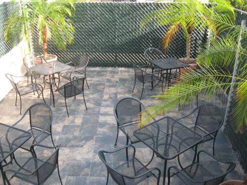un grupo de mesas y sillas en un patio en Suites Havre, en Ciudad de México
