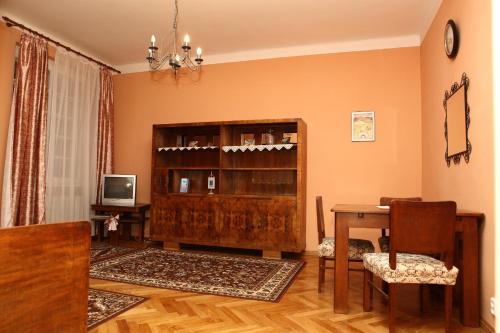 カルロヴィ・ヴァリにある7k - Apartmán Zámecký Vrchのリビングルーム(テーブル、シャンデリア付)