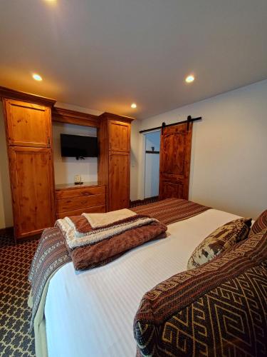 Parkway Inn of Jackson Holeにあるベッド