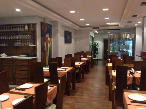 jadalnia z drewnianymi stołami i krzesłami w obiekcie Hostal el Volao w mieście Villanueva de Córdoba