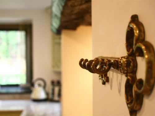 a gold door handle on a kitchen door at Tumbledown in Broadway