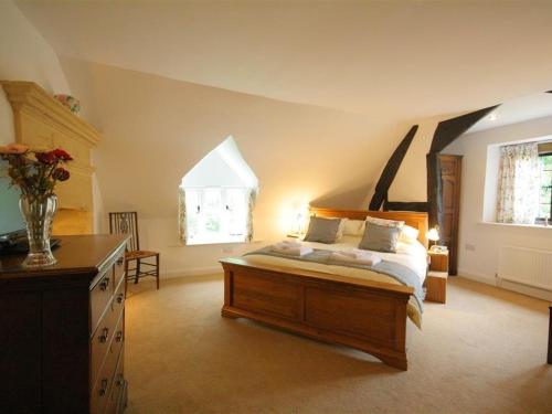a bedroom with a bed and a window in it at Tumbledown in Broadway