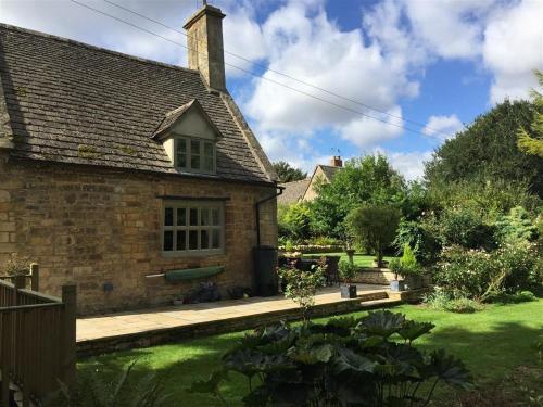 an external view of a house with a garden at Tumbledown in Broadway