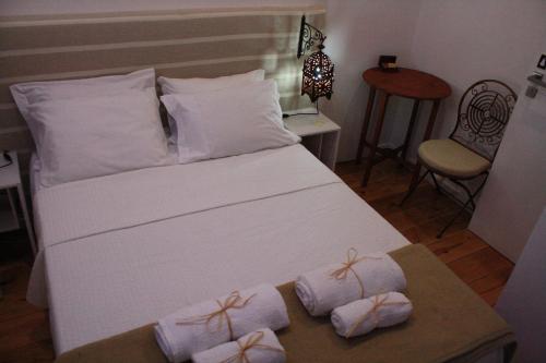 sypialnia z łóżkiem z ręcznikami w obiekcie Bora Dormir w Lagosie