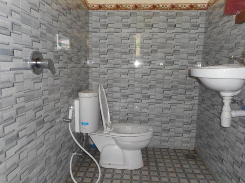 a bathroom with a toilet and a sink at Eko Homestay in Sidemen