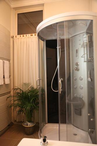 a shower stall in a bathroom with a plant at Antonius Bed and Breakfast in Arnhem
