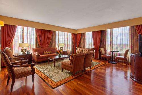 Area soggiorno di Holiday Inn Sacramento Downtown-Arena by IHG