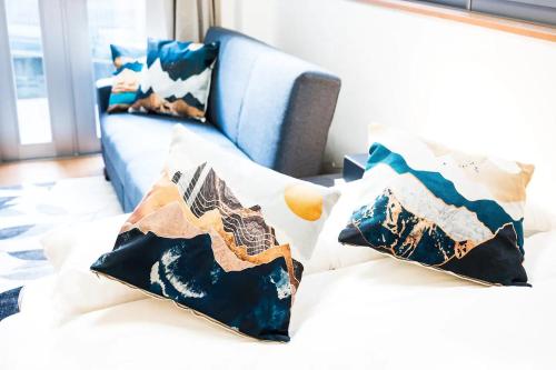- un lit avec 2 oreillers et un canapé dans l'établissement Yahiro 4-chome House 1F, à Tokyo
