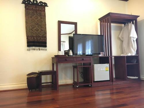 ルアン パバーン レジェンド ホテルにあるテレビまたはエンターテインメントセンター