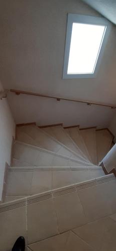 Bett in einem Zimmer mit Deckenfenster in der Unterkunft Cassiopée II Appt Classé 3 étoiles 2 chambres terrasse garage in Les Sables-dʼOlonne