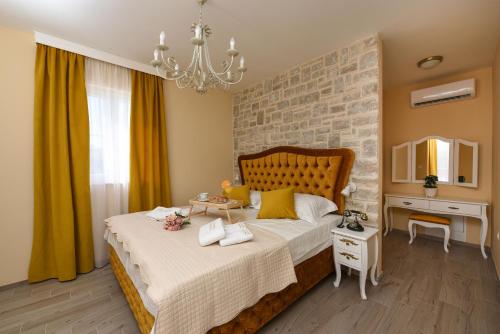 1 dormitorio con cama y pared de ladrillo en Villa Imperia, en Pridraga