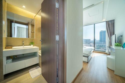 ハノイにあるBOM HOMES- VINHOMES METROPOLIS-Service Apartmentの洗面台と鏡のあるバスルーム