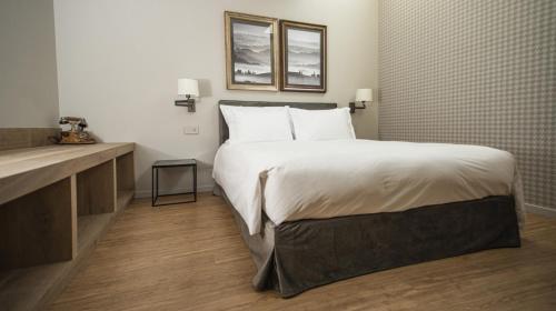 a bedroom with a large bed and a sink at Agrisuite Il Cedro in La Morra