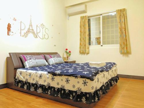 a bedroom with a bed in a room at Jin Xi Fu B&B in Jinning