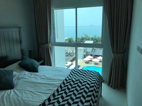 เตียงในห้องที่ GrandBlue Condominium Mae Phim TOP FLOOR WITH SEA VIEW 706