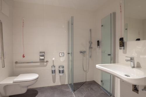 een badkamer met een douche, een toilet en een wastafel bij Wilmas Apartments by Arbio in Wenen