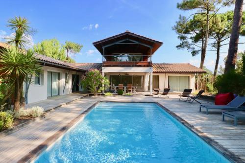 une villa avec piscine et une maison dans l'établissement Exclusive Villa with large terrace and pool, high standard beaches in walking distance, à Lège-Cap-Ferret