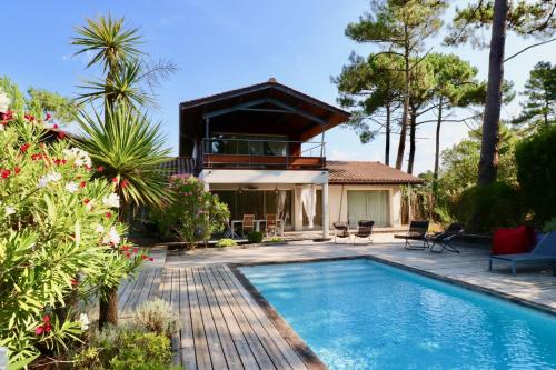 Exclusive Villa with large terrace and pool, high standard beaches in walking distance
